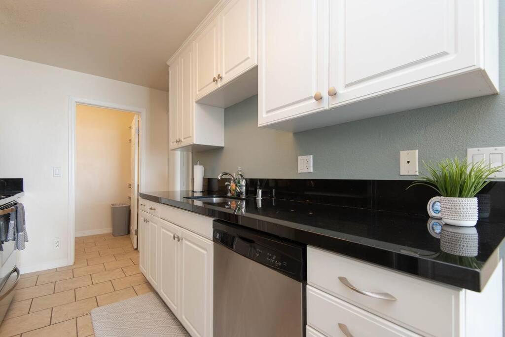 Sleep 7 Ocean View Two Bedroom Venice Beach 5 Min Walk